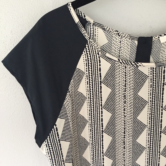 Button-Back Patterned Top - Picture 3 of 7